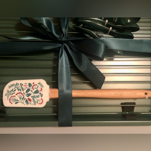 Chicago Metallic Holiday Bakeware Gift Set ~ New! - Picture 2 of 4